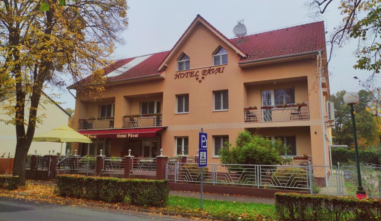 Hotel Pavai Хайдусобосло Экстерьер фото