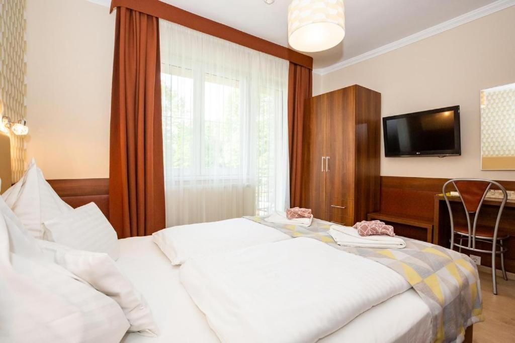 Hotel Pavai Хайдусобосло Экстерьер фото