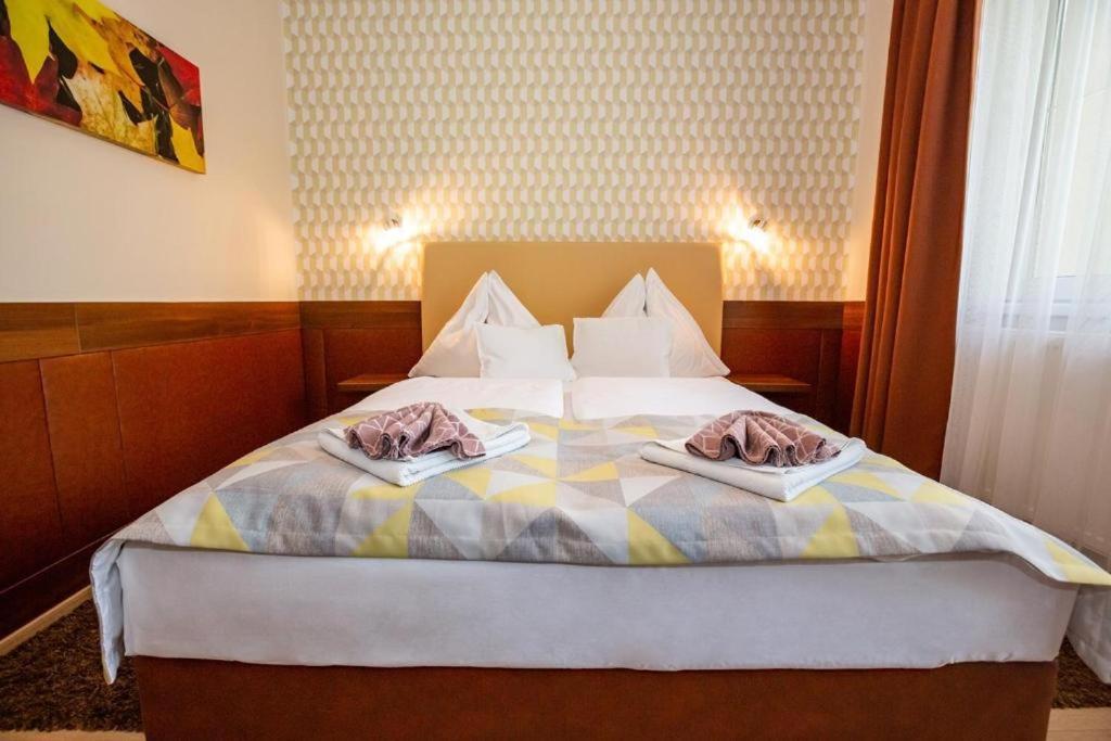 Hotel Pavai Хайдусобосло Экстерьер фото