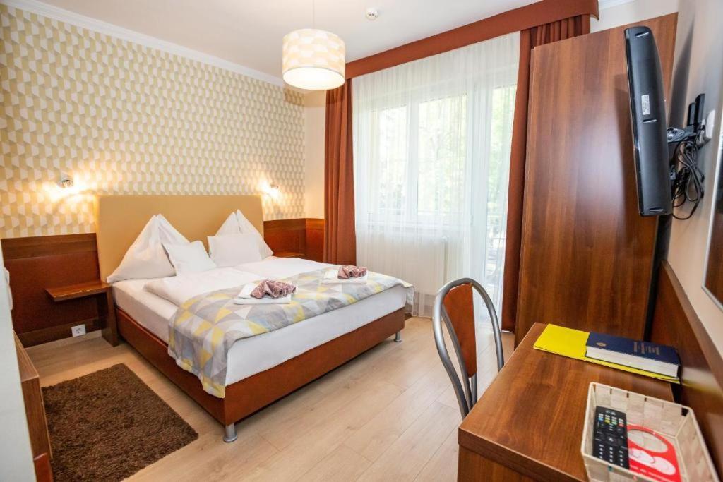 Hotel Pavai Хайдусобосло Экстерьер фото