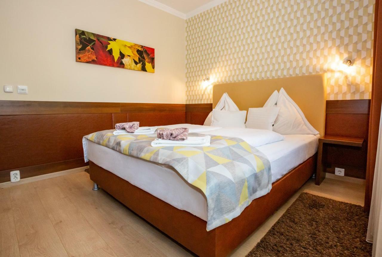 Hotel Pavai Хайдусобосло Экстерьер фото